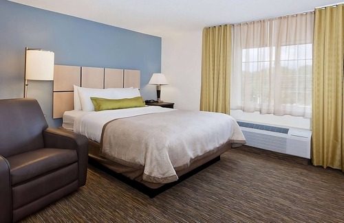 Southfield Resort | Relax and Unwind! Relaxing Studio Suite w/Queen Bed w/Kitchen, FREE Parking