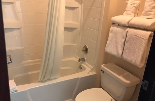 Window Rock Hotel | Relax and Unwind! Kid-friendly Unit w/FREE Breakfast & Parking! Pool & Hot Tub!