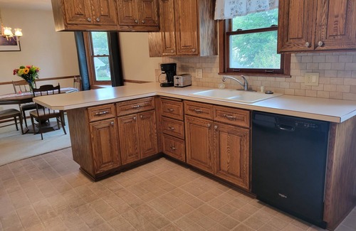 Albert Lea House | Relax by Fountian Lake, 3 bedroom beautiful home with large yard,