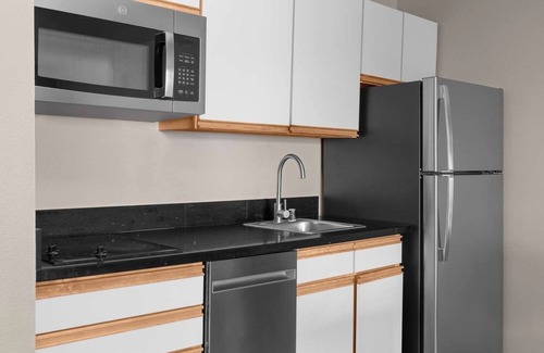 Hillsboro House | Relax in a Suite w/Full Kitchen & Outdoor Space – Perfect for Travelers