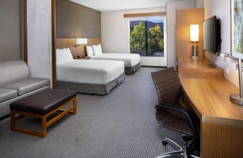Moab Hotel | Relax in Elegance: Indulge in Luxe Stay, Pool, Hot Tub, and Delicious Breakfast!
