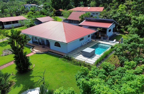 Venecia House | Relax in Paradise, Stunning 4-Bedroom Home with Pool, Yard, WiFi & AC in Venecia