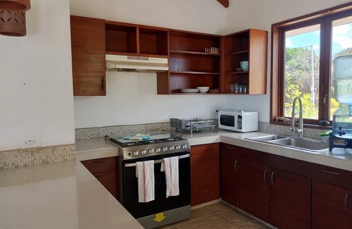 Leon House | Relax in Style – 2BR Beachfront with Pool at Playa Tesoro