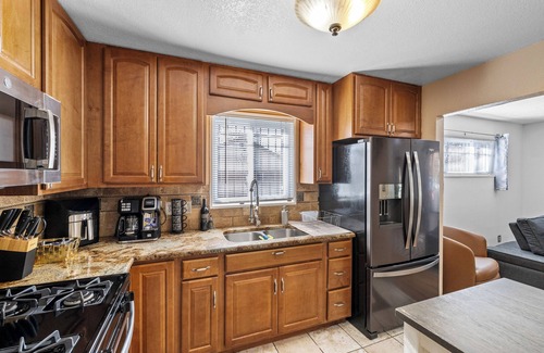 Twin Lakes House | Relax in Style - Modern 3-Bedroom Home with all the Amenities
