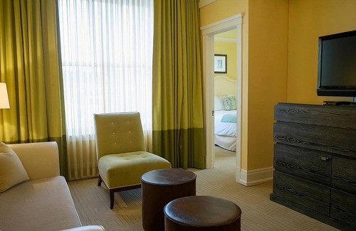 Goose Hollow Hotel | Relax in Style! Two Pet-friendly Units, Onsite Mini-Golf, Pop- Up Cinema!
