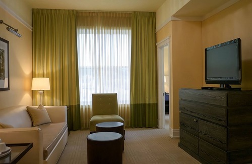 Goose Hollow Hotel | Relax in Style! Two Pet-friendly Units, Onsite Mini-Golf, Pop- Up Cinema!