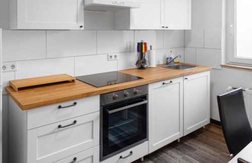 Mittelmeiderich Apartment | Relax Oasis with 65 SmartTV, Kitchen and Balcony