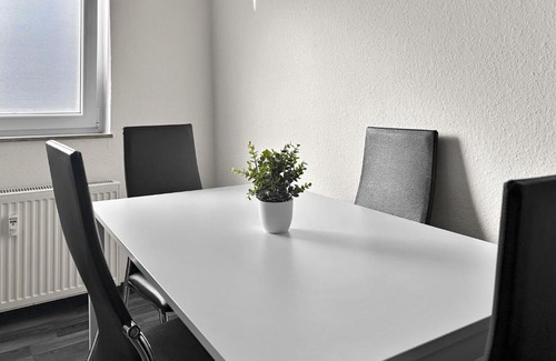 Mittelmeiderich Apartment | Relax Oasis with 65 SmartTV, Kitchen and Balcony
