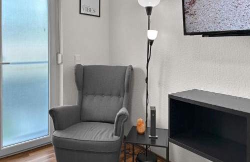 Mittelmeiderich Apartment | Relax Oasis with 65 SmartTV, Kitchen and Balcony