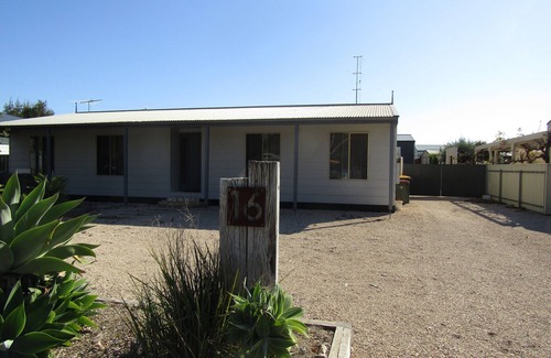 Minlacowie House | Relax on Royston - Dog friendly, short walk to the beach!