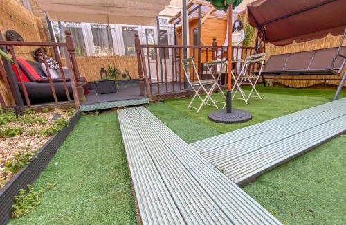 Coldharbour House | RelaxHaus! 3BR Garden Retreat with 2 Saunas, Hot Tub and Cinema
