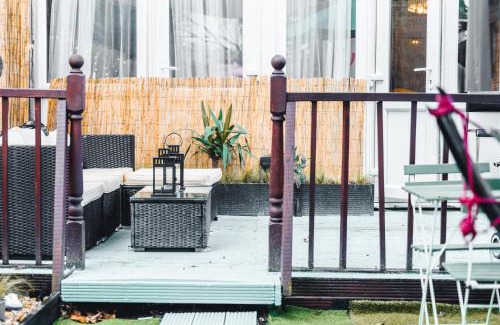 Coldharbour House | RelaxHaus! 3BR Garden Retreat with 2 Saunas, Hot Tub and Cinema