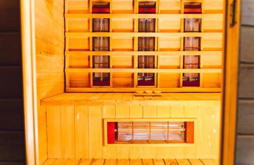Coldharbour House | RelaxHaus! 3BR Garden Retreat with 2 Saunas, Hot Tub and Cinema