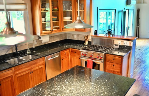 Richmond House | Relaxing 3-bdm mountain retreat with gym, sauna, firepit minutes from everything