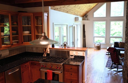 Richmond House | Relaxing 3-bdm mountain retreat with gym, sauna, firepit minutes from everything