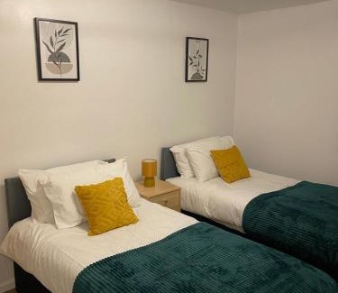 Harlow House | Relaxing 3 bed Comfy Garden Retreat In Harlow
