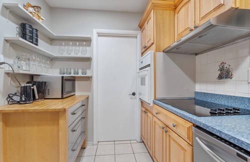North Springfield House | Relaxing 3-bedroom Home on 1 level w/Sauna & Firepit, 20 Mins to D.C.