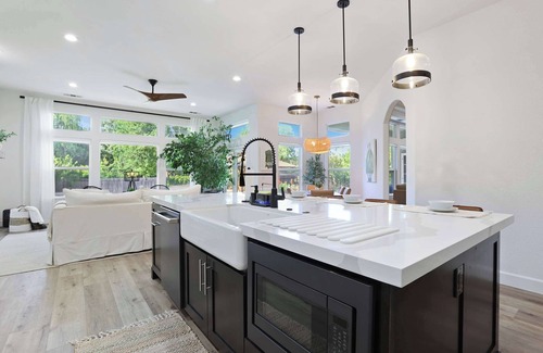 Walnut Grove House | Relaxing 3BAPool+Hot Tub Near the River & Wineries