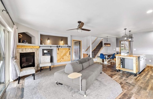 Gleneagle House | Relaxing Authentic Colorado Retreat w/Chic Art, 5 min to USAFA & Amenities