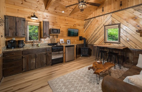 Deep Gap Cabin | Relaxing cabin getaway only minutes from the Blue Ridge Parkway. Pet friendly!