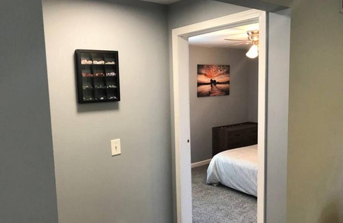 Pontiac House | Relaxing Cottage by the Lake and Parking