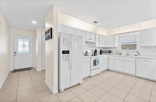Indialantic House | Relaxing Cottage - HEATED POOL - Walk to the Beach - Dog Friendly
