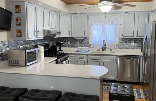 Delavan House | Relaxing Delavan home across street from lake sleeps 10, 4 bedrm.Dogs welcome!