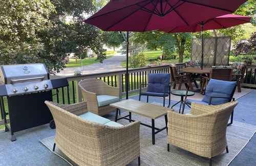 Delavan House | Relaxing Delavan home across street from lake sleeps 10, 4 bedrm.Dogs welcome!