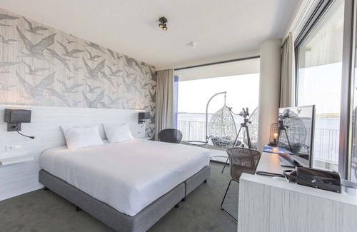 Oranjeplaat House | Relaxing Double Room with Lake View | Ideal for Exploring Historical Middelburg