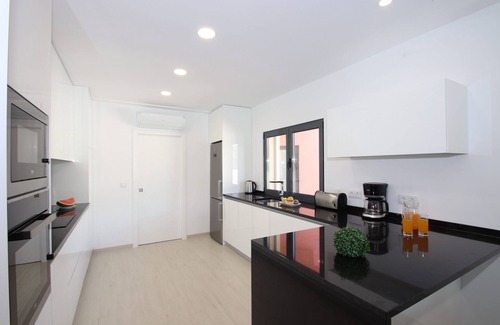 Armacao de Pera Villa | Relaxing getaway w/heatable pool & 2 jacuzzis