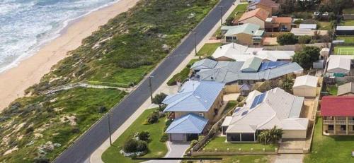 Falcon House | Relaxing Getaway Beachfront Access Multi Family Pets Mandurah