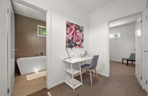Kew House | Relaxing Getaway Oasis with Patio in Charming Kew
