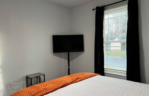 Greensboro House | Relaxing Greensboro Stay With King Bed