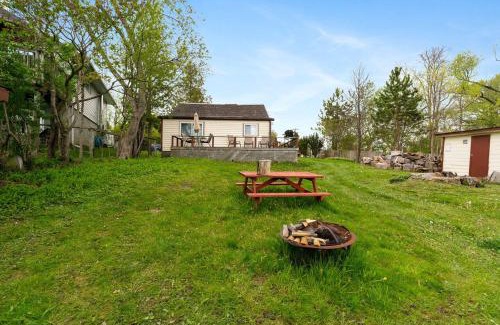 Otonabee-South Monaghan House | Relaxing Lakefront Cabin