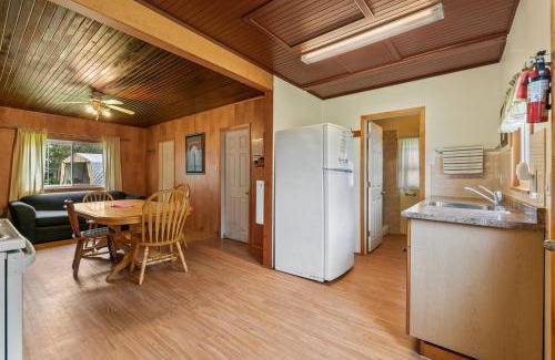 Otonabee-South Monaghan House | Relaxing Lakefront Cabin