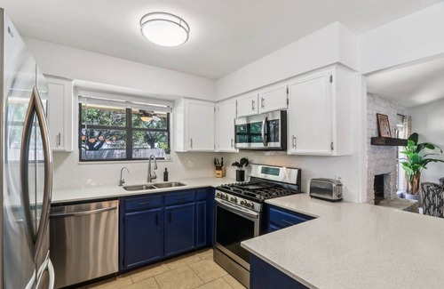 Round Rock House | Relaxing Retreat w/Heated Pool, Hot Tub, Cold Plunge, Game Room, Pac Man – Close to Kalahari Resort