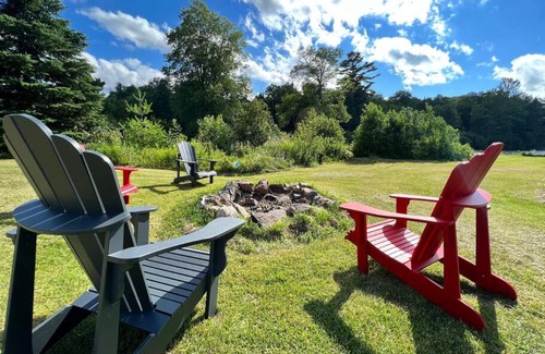 Bancroft House | Relaxing Riverside Getaway with a Cozy Fireplace