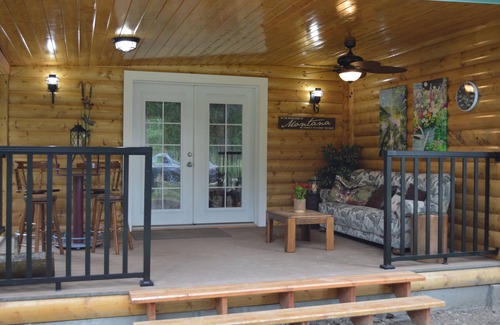 Darby Cabin | Relaxing, spacious cabin w/hot tub and Starlink's high-speed internet service