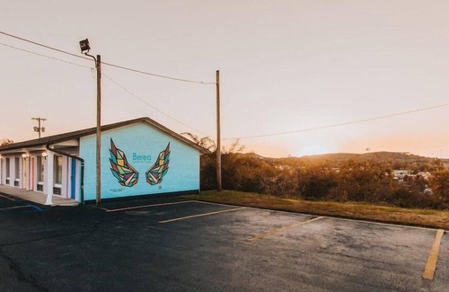 Berea House | Relaxing Stay at Knights Inn Berea! Free Breakfast, Parking, Pets Allowed!