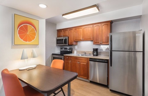 Anaheim Resort Hotel | Relaxing Studio w/Full Kitchen and Heated Outdoor Pool - Walk to Disneyland