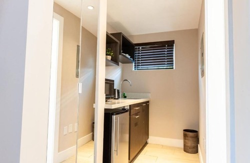 North Beach House | Relaxing Vacation in Miami Beach! Pool, Beach Access! Near Bass Museum of Art!