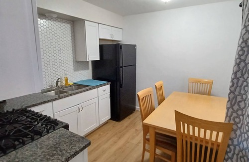 Albuquerque Apartment | Remodeled 2br apt with AC,washer, Wifi, near UNM,hospitals,CNM,airport,I-25