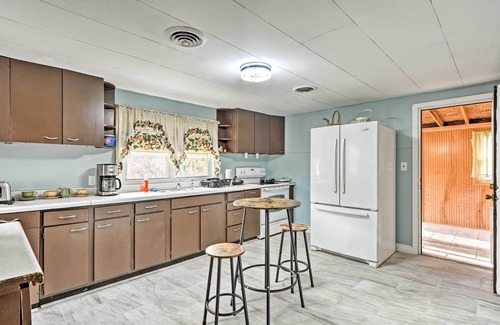 Abingdon House | Remodeled Abingdon House w/Spacious Yard!