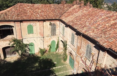 Brozolo House | Remodeled farmhouse next to medieval castle in Brozolo, Piedmont, Italy