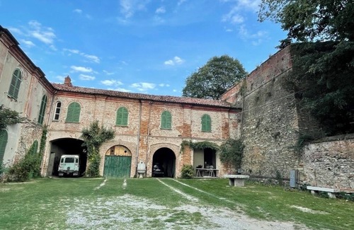 Brozolo House | Remodeled farmhouse next to medieval castle in Brozolo, Piedmont, Italy
