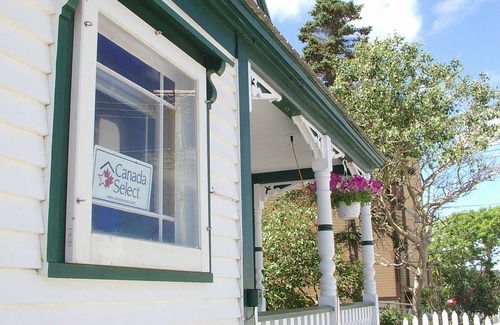 Bonavista House | Remodeled Heritage Home in centre of town w/firepit