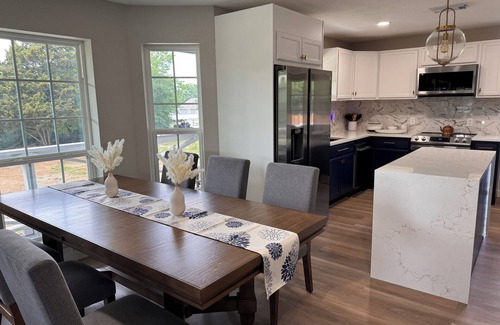 Whitesboro House | Remodeled house, 15 min. to Lake Texoma- pickleball and sand volleyball courts.