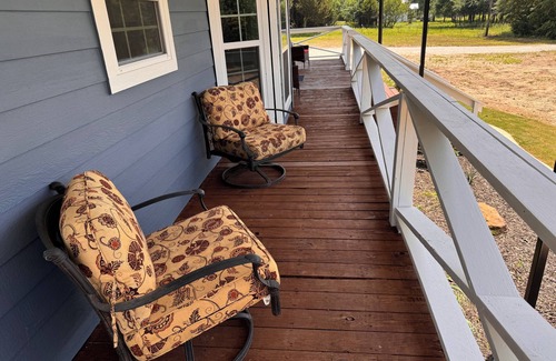 Whitesboro House | Remodeled house, 15 min. to Lake Texoma- pickleball and sand volleyball courts.