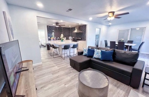 Chino House | Remodeled House Close 2 Markets DownTown Medical Centers for Long Stay Discount