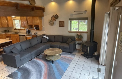 Fruitland House | Remote Lake Roosevelt waterfront home